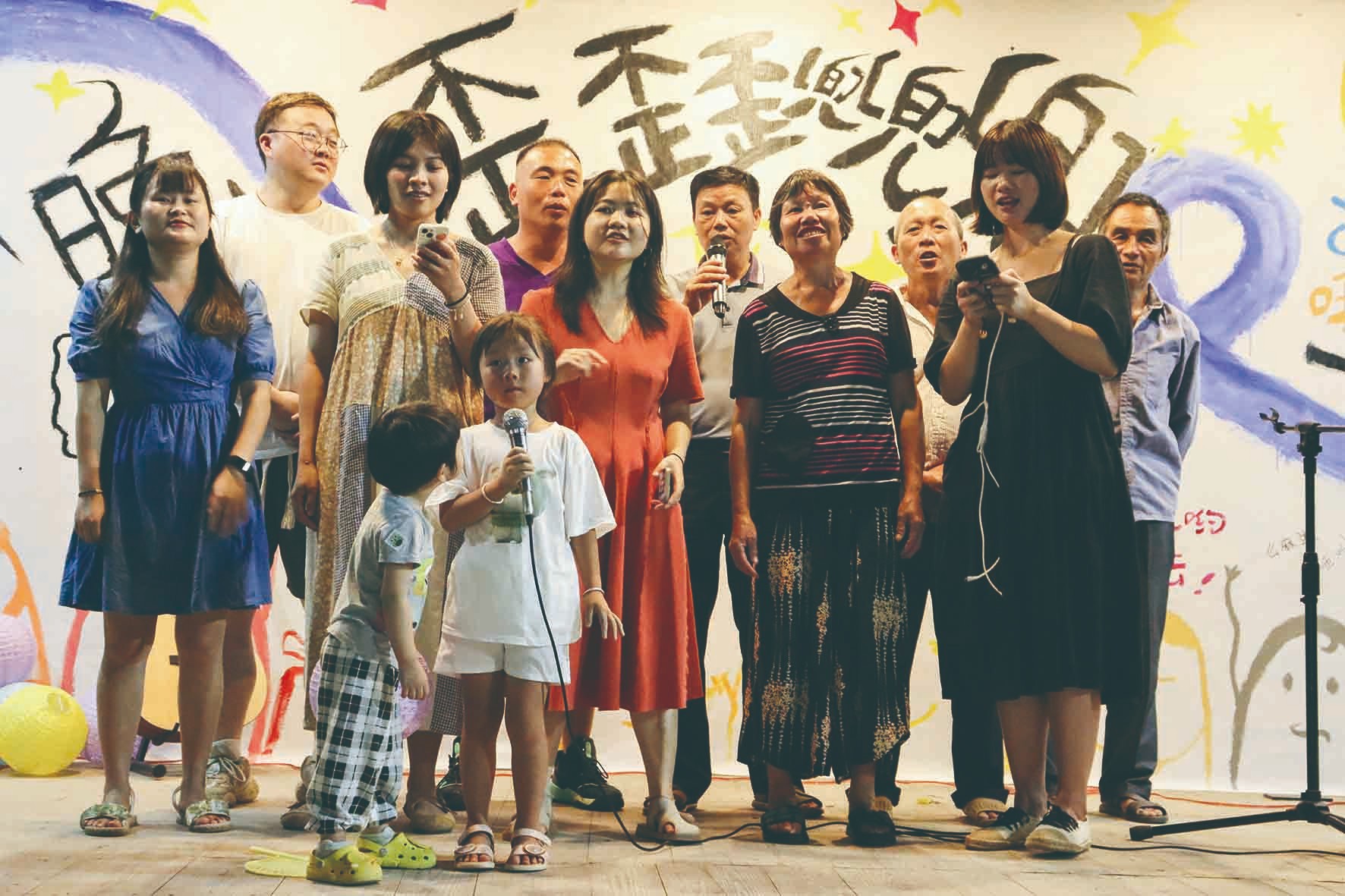 “今晚歪兜一下”社区晚会上，新老村民共唱村歌.jpg